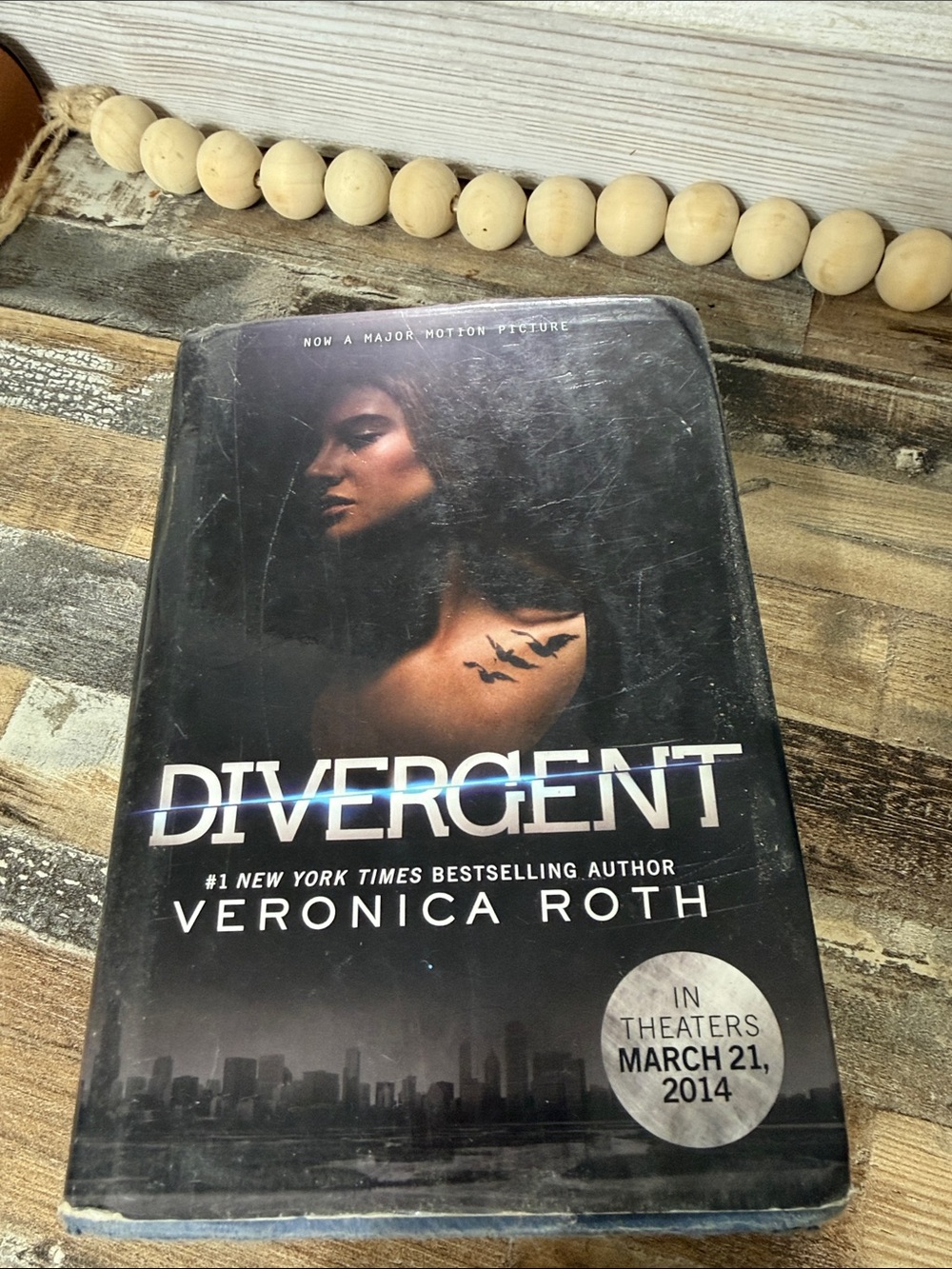 Divergent by Veronica Roth - Black Hardback Book